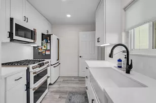 1223 Saxony Ln, Houston, TX 77058 - Photo 11