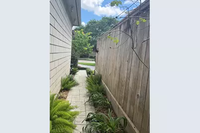 1315 Whispering Pines Drive, Houston, TX 77055 - Photo 37