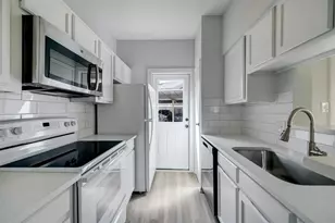 7575 Cambridge St, Houston, TX 77054 - Photo 9