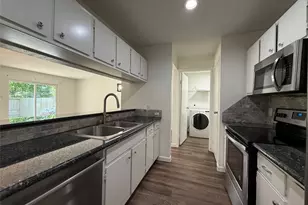 8 N Circlewood Glen, The Woodlands, TX 77381 - Photo 3