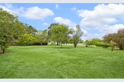 945 N Lake Avenue, Eagle Lake, TX 77434 - Photo 13