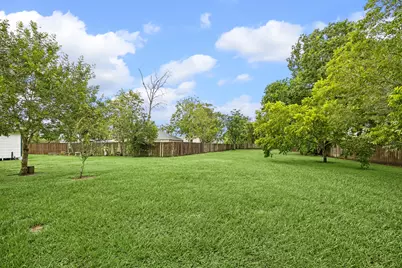 945 N Lake Avenue, Eagle Lake, TX 77434 - Photo 11
