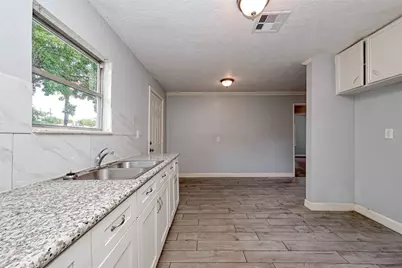 5431 Willow Glen Drive, Houston, TX 77033 - Photo 7