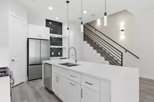 727 S Victory Dr, Houston, TX 77088 - Photo 9