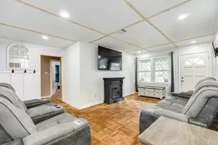 107 Gardenia St, Lake Jackson, TX 77566 - Photo 3