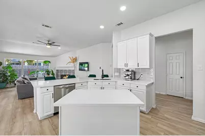 153 S Hollylaurel Circle, The Woodlands, TX 77382 - Photo 15