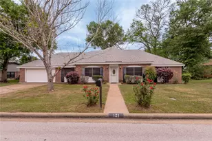 121 Elmwood St, Huntsville, TX 77320 - Photo 1