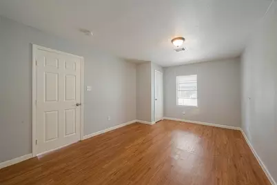 5619 Willow Glen Drive, Houston, TX 77033 - Photo 9