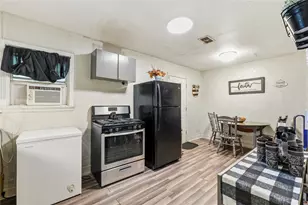 910 W 6th St, Freeport, TX 77541 - Photo 9