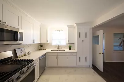 7917 N Martin Luther King Avenue, Hitchcock, TX 77563 - Photo 9