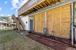 518 Paradise Dr, Tiki Island, TX 77554 - Photo 9