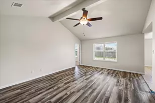 422 Hawks View Dr, La Marque, TX 77568 - Photo 9