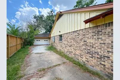 5907 Darkwood Drive, Houston, TX 77088 - Photo 23