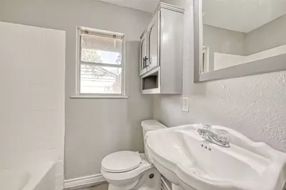 5962 Willow Glen Drive, Houston, TX 77033 - Photo 9