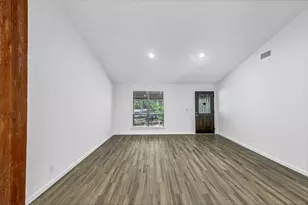 32B E Rivercrest Dr, Houston, TX 77042 - Photo 9