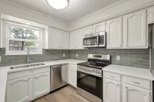 212 Oxford Dr, Conroe, TX 77303 - Photo 11