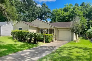 632 Kyle St, Angleton, TX 77515 - Photo 1