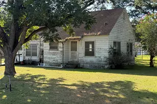 303 5th St, Louise, TX 77455 - Photo 1