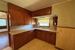 303 5th St, Louise, TX 77455 - Photo 9