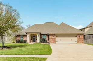 238 Creekside Ln, Lake Jackson, TX 77566 - Photo 1