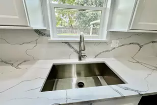 917 Norwood St, Deer Park, TX 77536 - Photo 9