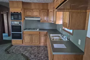 404 Svoboda St, Yoakum, TX 77995 - Photo 9