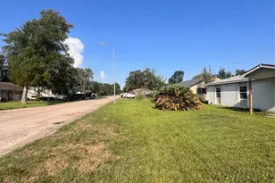 109 Honeysuckle Dr, Baytown, TX 77520 - Photo 5