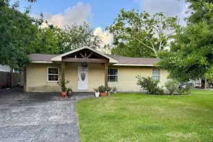 1022 W 10th St, Freeport, TX 77541 - Photo 1