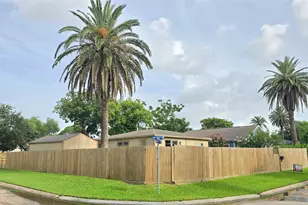 705 11th St N, Texas City, TX 77590 - Photo 1