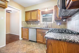 302 W Lochnell Dr, Houston, TX 77062 - Photo 11