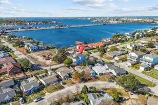 1910 Bayou Shore Dr, Galveston, TX 77551 - Photo 5