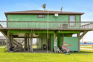 986 Tuna Dr, Crystal Beach, TX 77650 - Photo 3