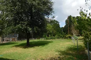 221 E Yell St, Livingston, TX 77351 - Photo 3