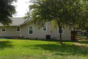 221 E Yell St, Livingston, TX 77351 - Photo 1