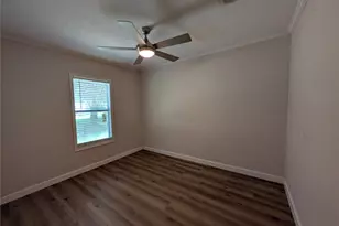 221 E Yell St, Livingston, TX 77351 - Photo 9