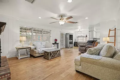 4318 Meadow Glenn Drive, Dickinson, TX 77539 - Photo 9