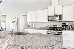 254 Broken Arrow, Floresville, TX 78114 - Photo 3