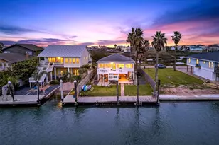 906 91st St, Galveston, TX 77554 - Photo 1