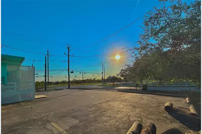 927 27th Street, Dickinson, TX 77539 - Photo 3