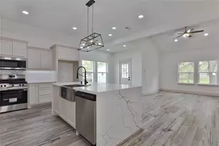 223 Laurel St, Lake Jackson, TX 77566 - Photo 5