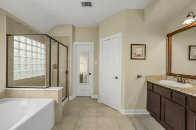 110 N Victoriana Circle, The Woodlands, TX 77389 - Photo 25
