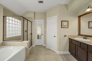 110 N Victoriana Cir, The Woodlands, TX 77389 - Photo 25
