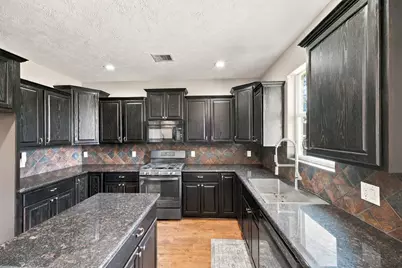 13911 Martinique Lane, Mont Belvieu, TX 77523 - Photo 19