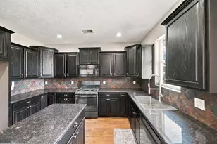13911 Martinique Ln, Mont Belvieu, TX 77523 - Photo 19