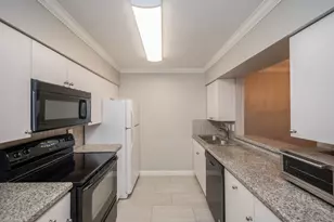 9015 Gaylord Dr, Hedwig Village, TX 77024 - Photo 7