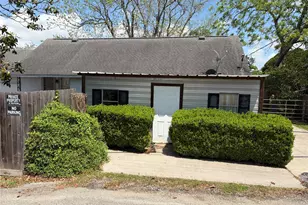 817 S Main St, Highlands, TX 77562 - Photo 5