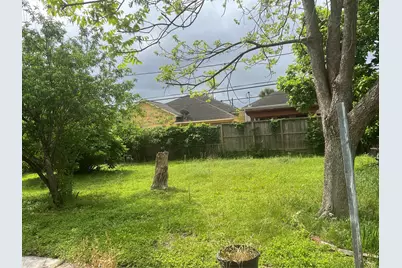 423 W Troy Road, Houston, TX 77091 - Photo 9