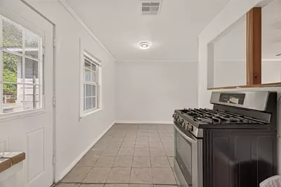 512 W Oak Street, Highlands, TX 77562 - Photo 13