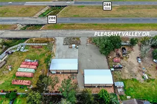 13051 Pleasant Valley Dr, Rosharon, TX 77583 - Photo 1