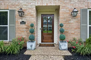 10802 Piping Rock Ln, Houston, TX 77042 - Photo 3